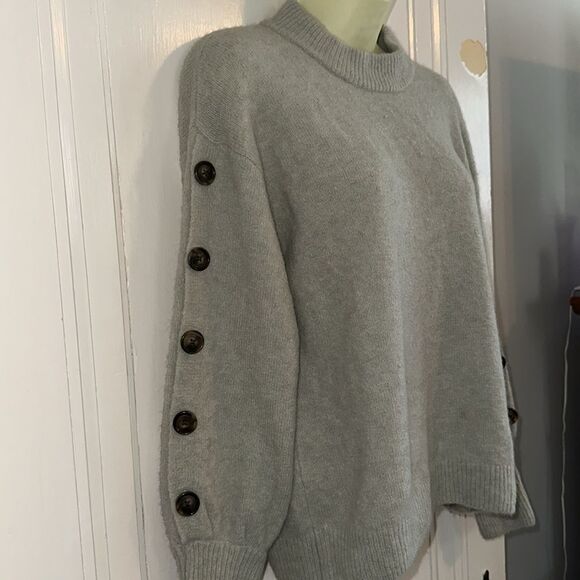 Who What Wear light green long sleeve sweater with button detail down sleeves - Picture 5 of 9